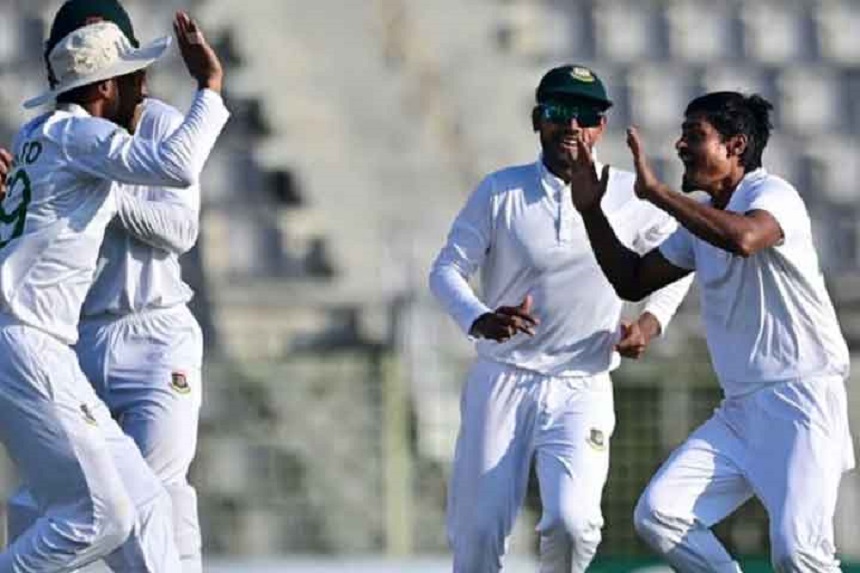 সাদা পোশাকে রঙিন জয়