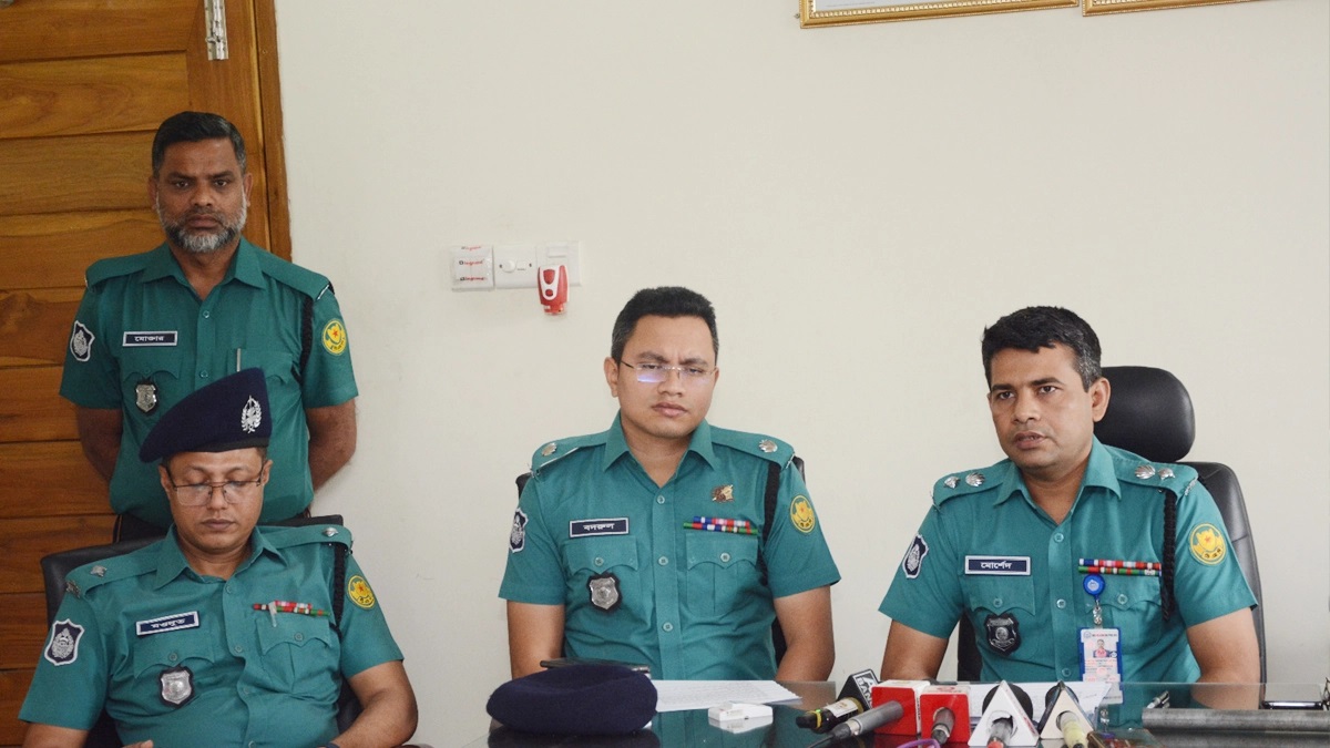 তুরাগে পুলিশ কর্মকর্তাকে ছুরিকাঘাতের ঘটনায় গ্রেপ্তার ৩