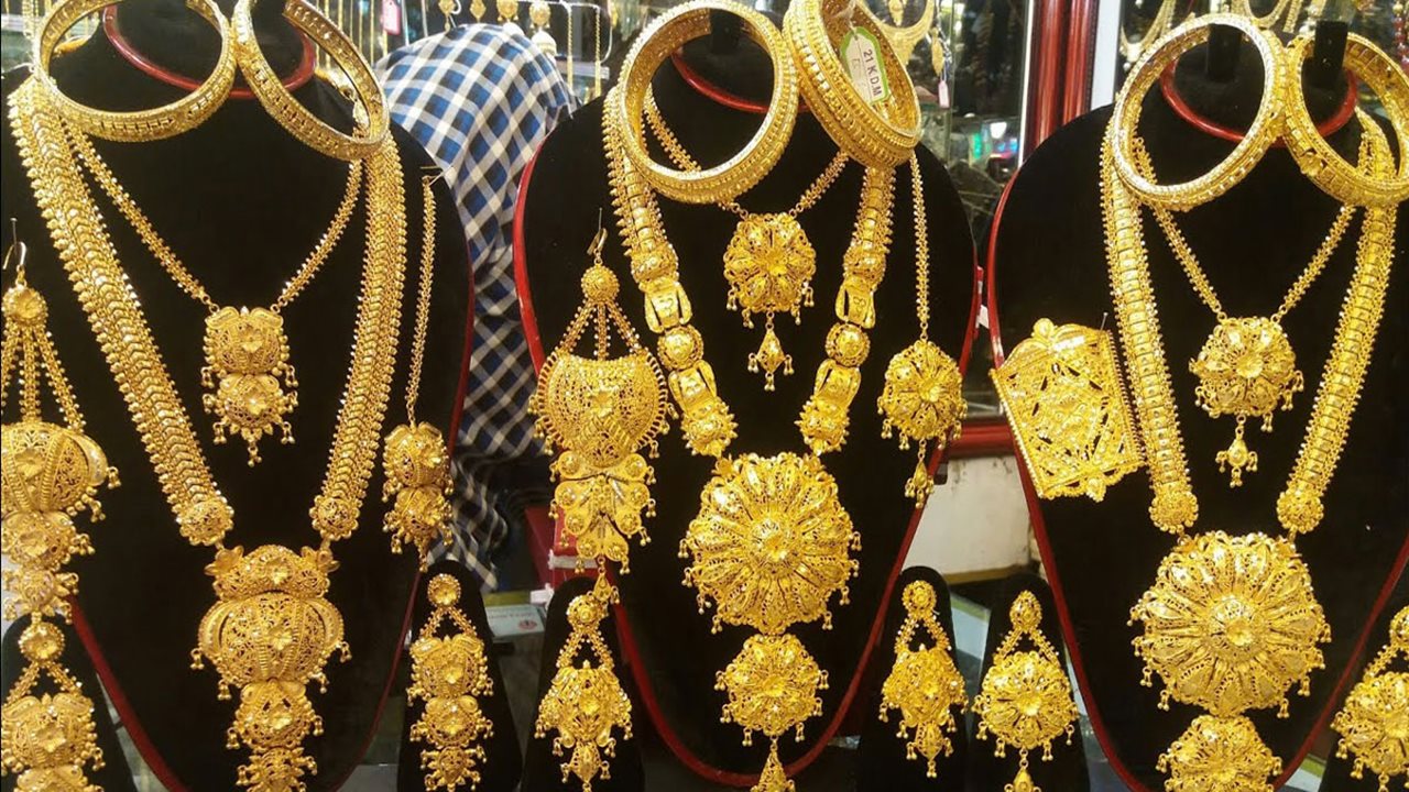 সোনার দাম ১৭৫০ টাকা কমলো এক লাফে
