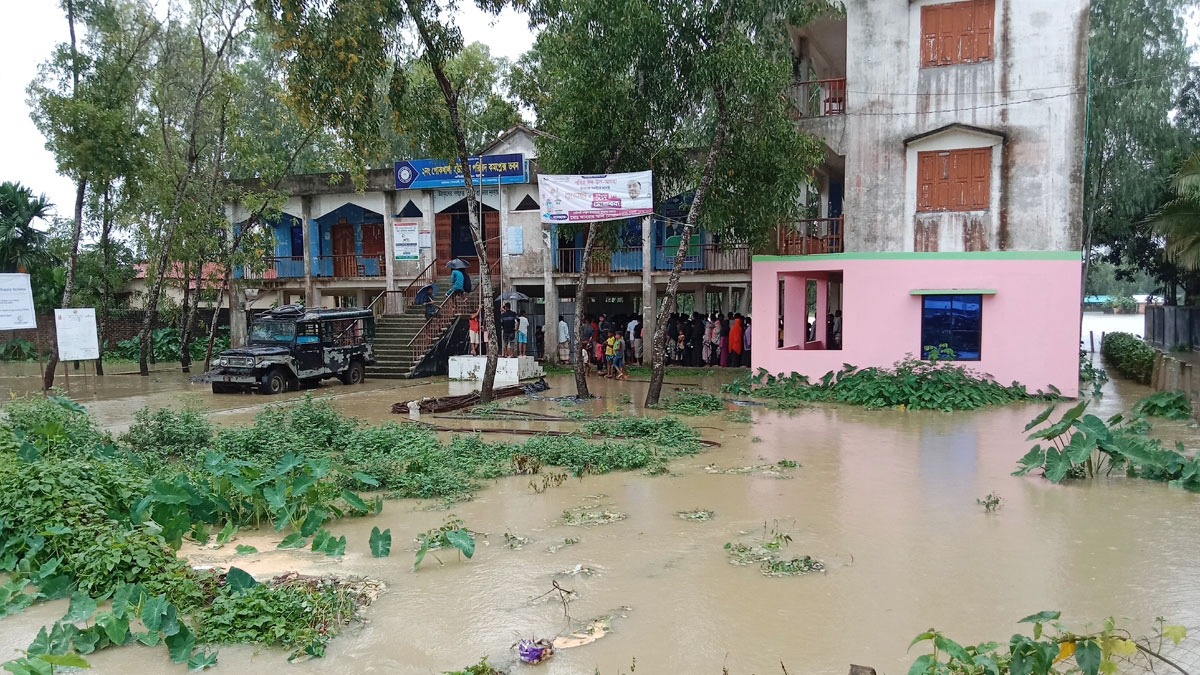 কক্সবাজারে পানিবন্দি দুর্গত মানুষদের নিরাপদ স্থানে সরিয়ে নিচ্ছে নৌবাহিনী