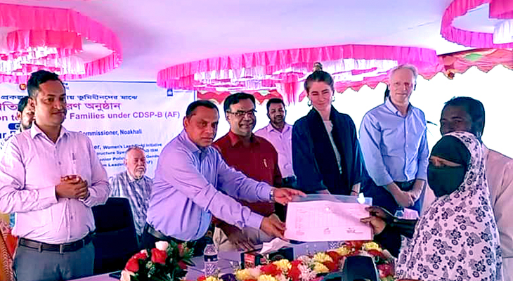 নোয়াখালীর ১০০ ভূমিহীন পেলেন ত্রিশ একর জমি