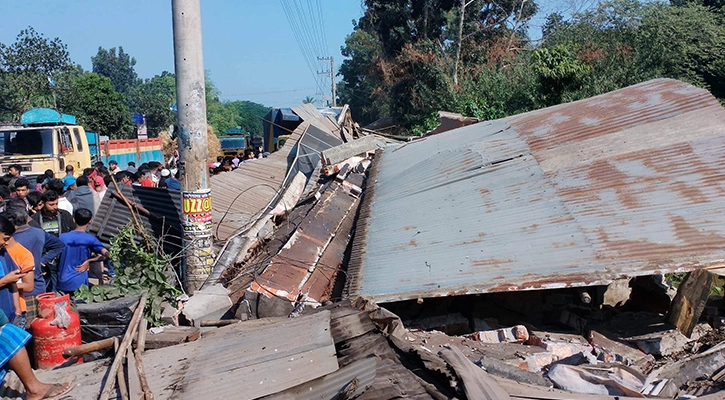 যশোরে কাভার্ডভ্যান নিয়ন্ত্রণ হারিয়ে, বাবা-ছেলেসহ নিহত ৫