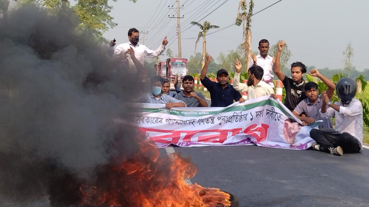 লালমনিরহাটে বিএনপির সড়ক অবরোধ, মহাসড়কে টায়ার জ্বালিয়ে বিক্ষোভ মিছিল