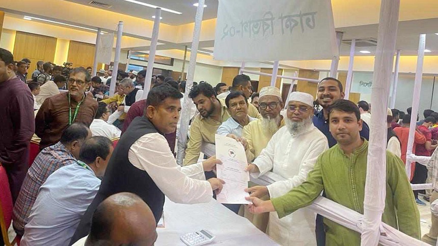 ঢাকা-১৮ আসনে জন্য আ.লীগের মনোনয়ন ফরম কিনলেন হাবিব হাসান