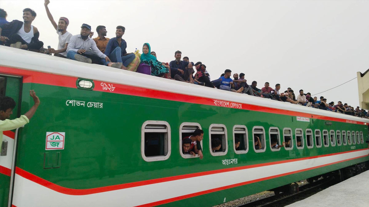 ট্রেনের ছাদে চড়ে বাড়ি যাচ্ছে ওদের ‘স্বপ্ন’