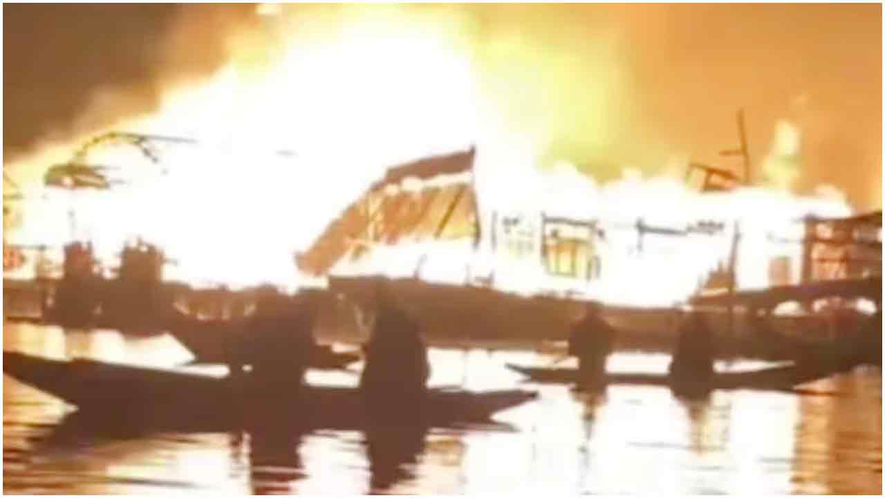 ৩ বাংলাদেশি নিহত কাশ্মিরের ডাল লেকে ভয়াবহ অগ্নিকাণ্ডে