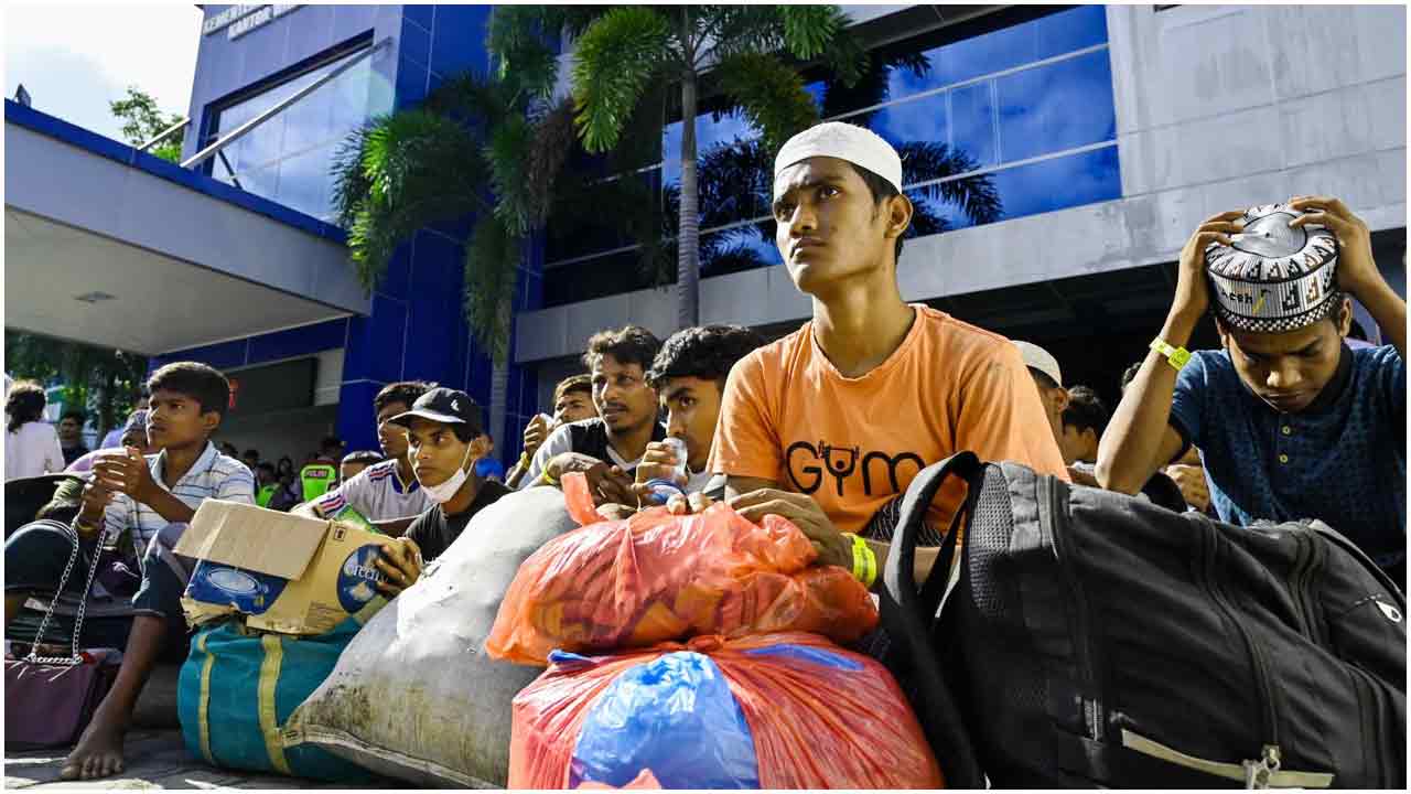 রোহিঙ্গাদের ফেরতের দাবিতে ইন্দোনেশিয়ায় বিক্ষোভ, শিবিরে হামলা