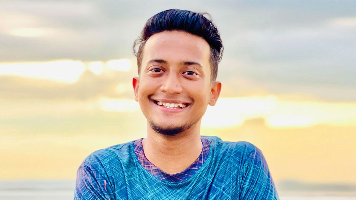 মুখের একপাশ বেঁকে গেছে তাশরিফের