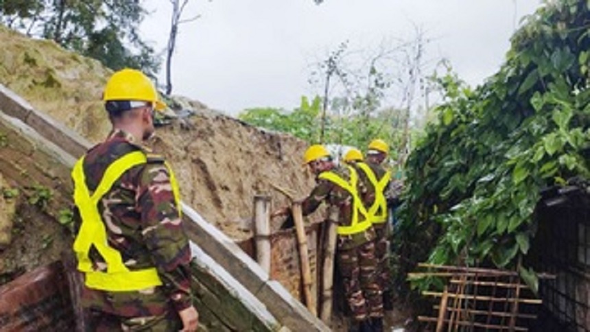 কক্সবাজারে প্রাকৃতিক দুর্যোগ মোকাবিলায় কাজ করছে সেনাবাহিনী