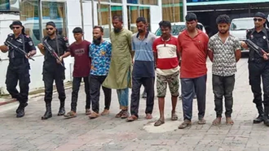 উখিয়ায় বিপুল পরিমান অস্ত্রসহ রাশেল বাহিনীর ৭ সদস্য আটক