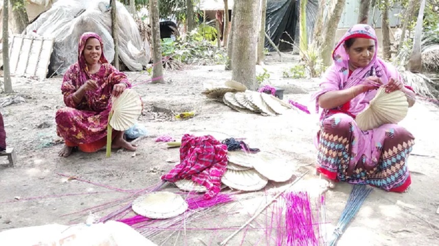 হাতপাখা বেচে সংসার চলে ঝিনাইদহের গ্রামের শতাধিক পরিবারের