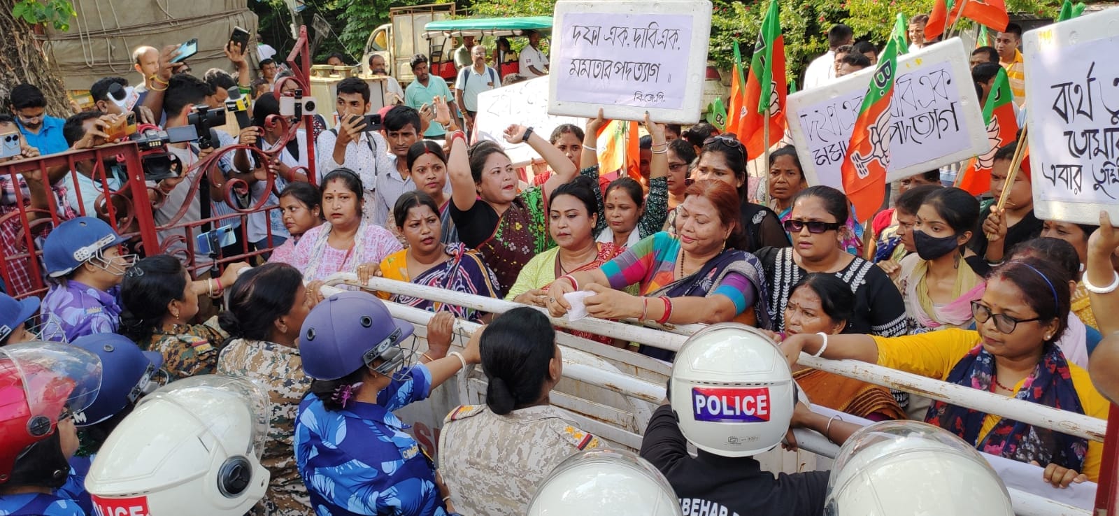 মমতার পদত্যাগের দাবিতে রণক্ষেত্র পশ্চিমবঙ্গ