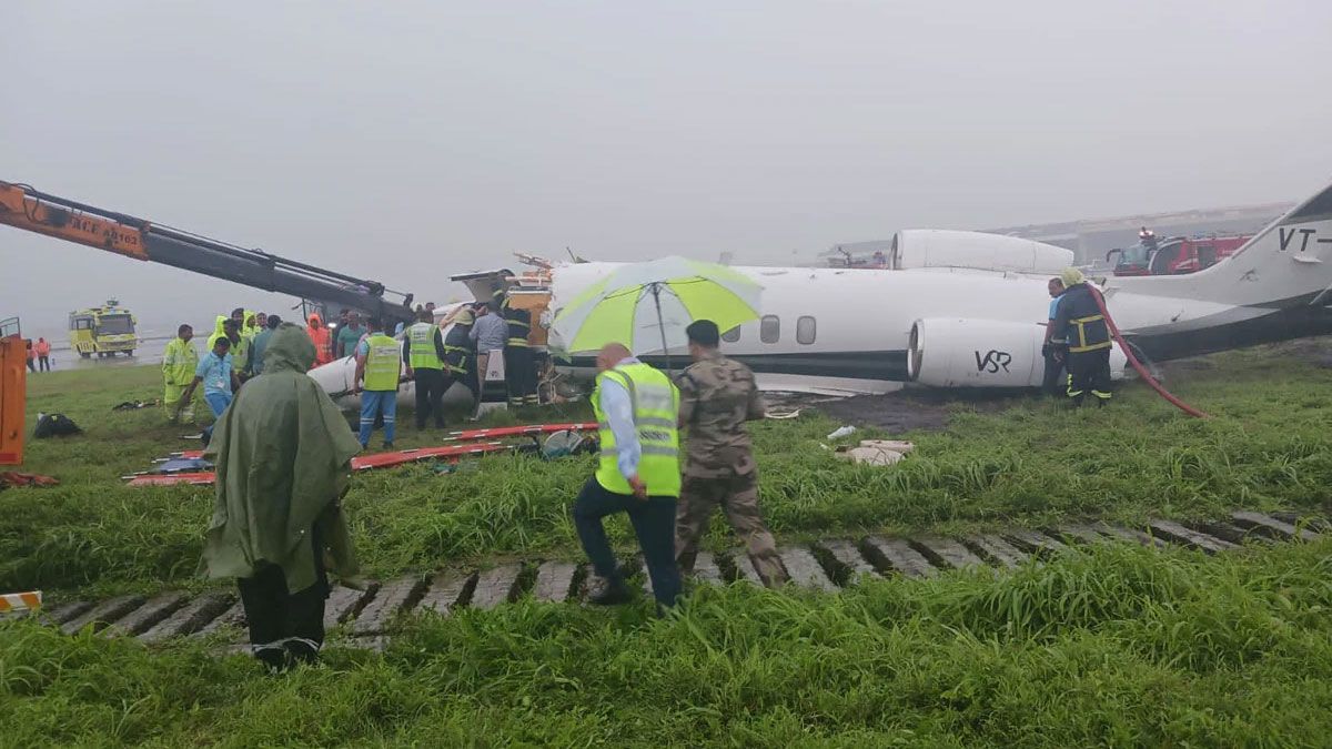 ভারতে বৃষ্টির মধ্যে রানওয়েতে আছড়ে পড়ল প্লেন