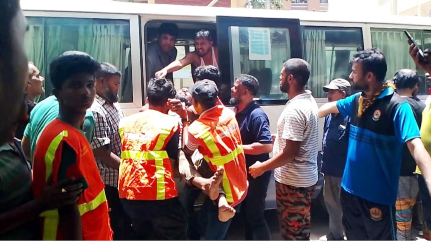 নারায়ণগঞ্জের পোশাক কারখানার আগুন নিয়ন্ত্রণে এ ঘটনায় আহত ৩০
