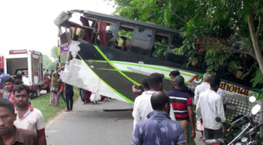 দেশের বিভিন্ন জেলায় সড়ক দুর্ঘটনায় প্রাণ হারিয়েছেন আটজন