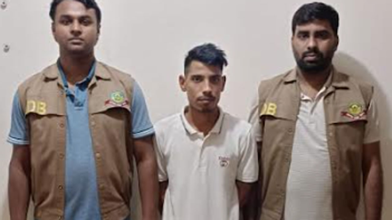 মাস্ক পরে গাড়িতে আগুন, গ্রেপ্তার করল ডিবি
