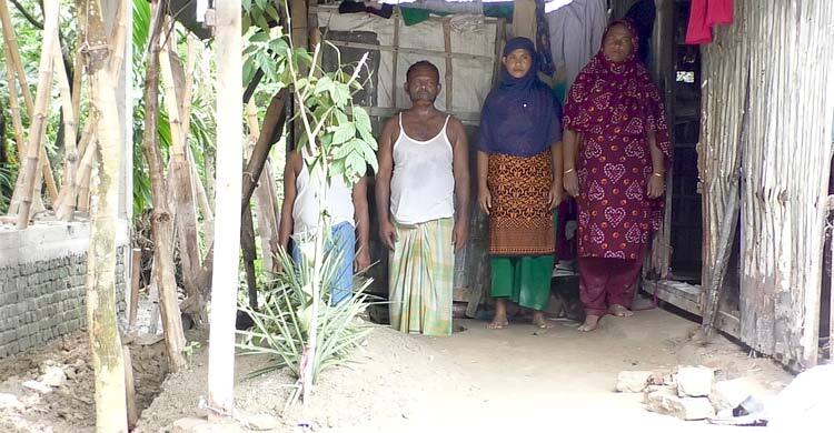 কবরস্থানে জায়গা না দেয়ায় ঘরের মেঝেতে মাকে দাফন