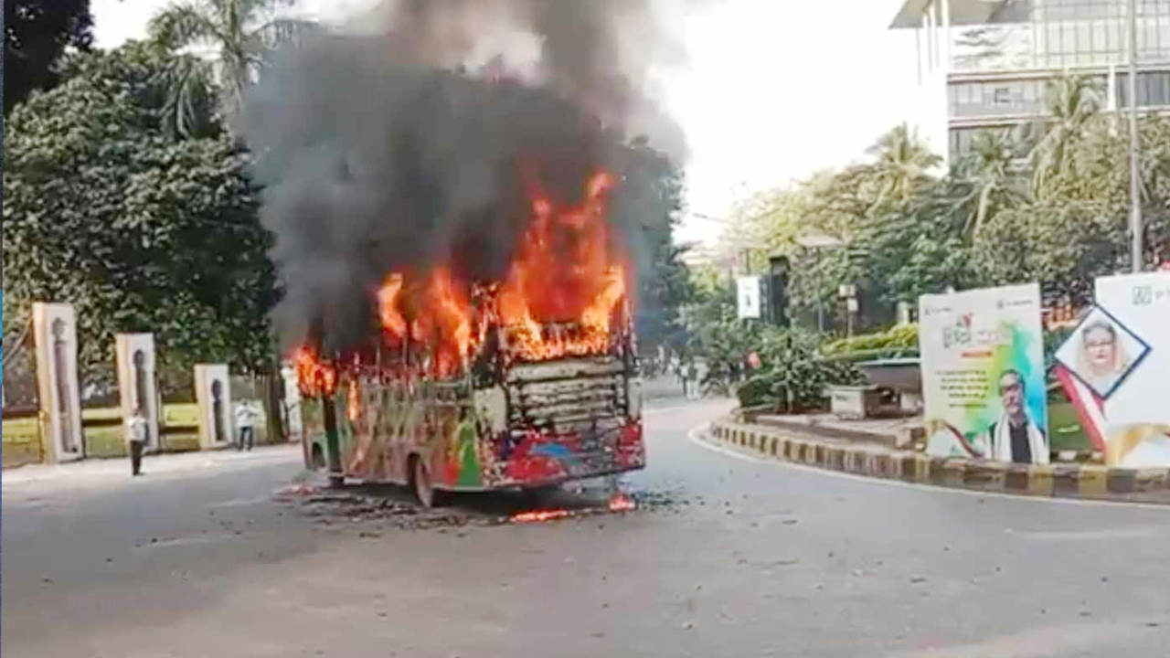 হাইকোর্টের সামনে সড়কে যাত্রী নামিয়ে বাসে আগুন দিয়েছে দুর্বৃত্তরা