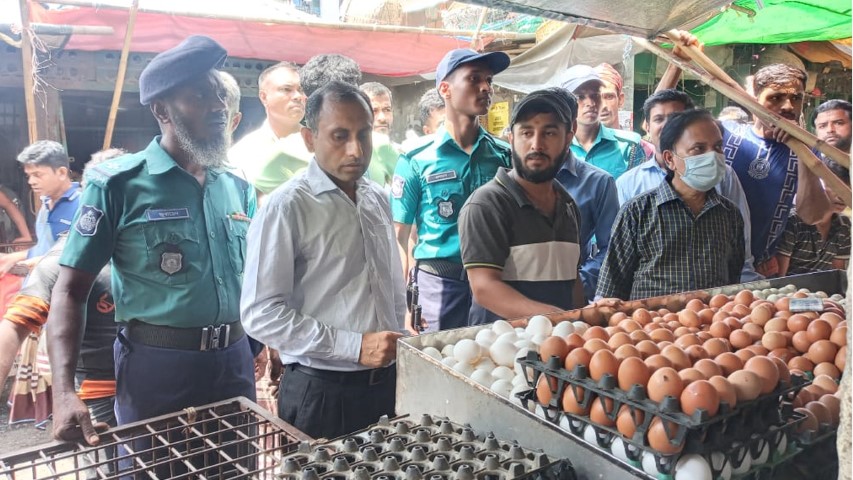 চট্টগ্রামে আলু ও ডিমের বাজারে অভিযান