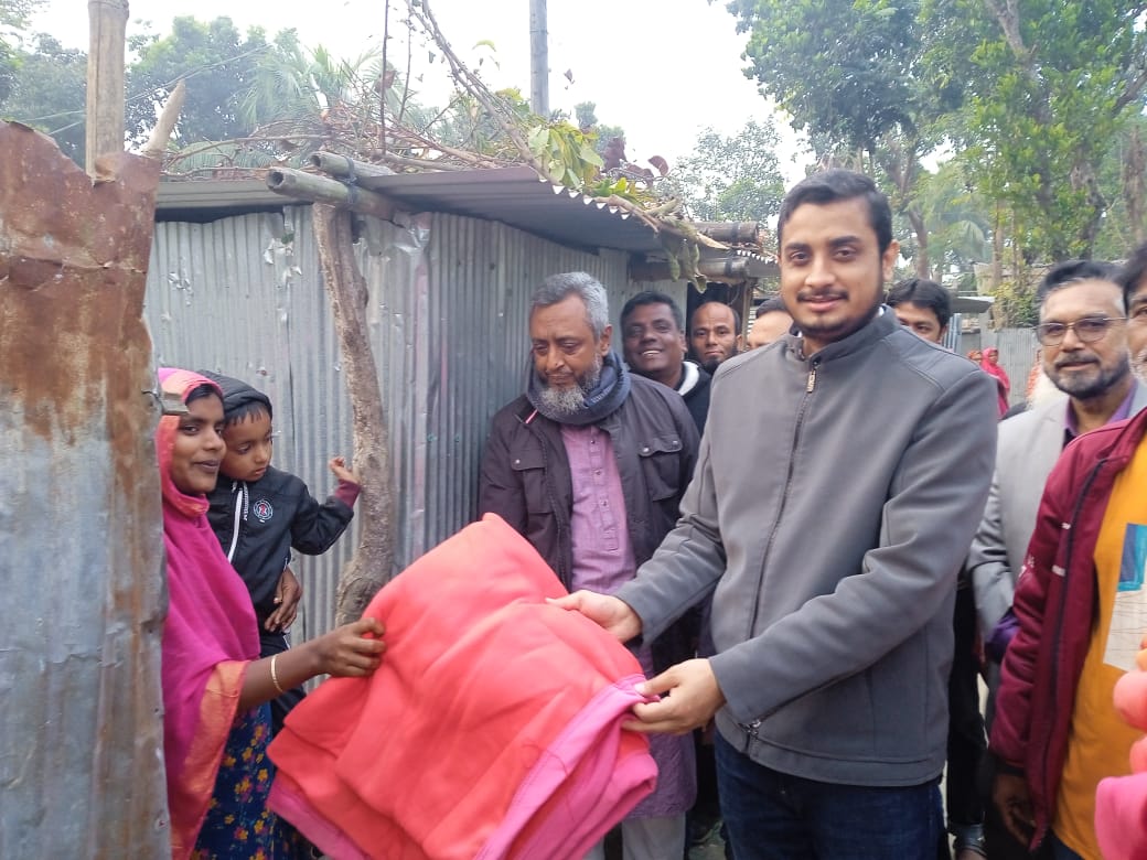 দৌলতপুরের মথুরাপুর ইউনিয়নের আশ্রয়ণ প্রকল্পে কম্বল বিতরণ