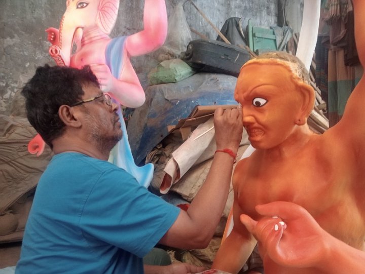 পুরান ঢাকায় ব্যস্ত প্রতিমাশিল্পীরা