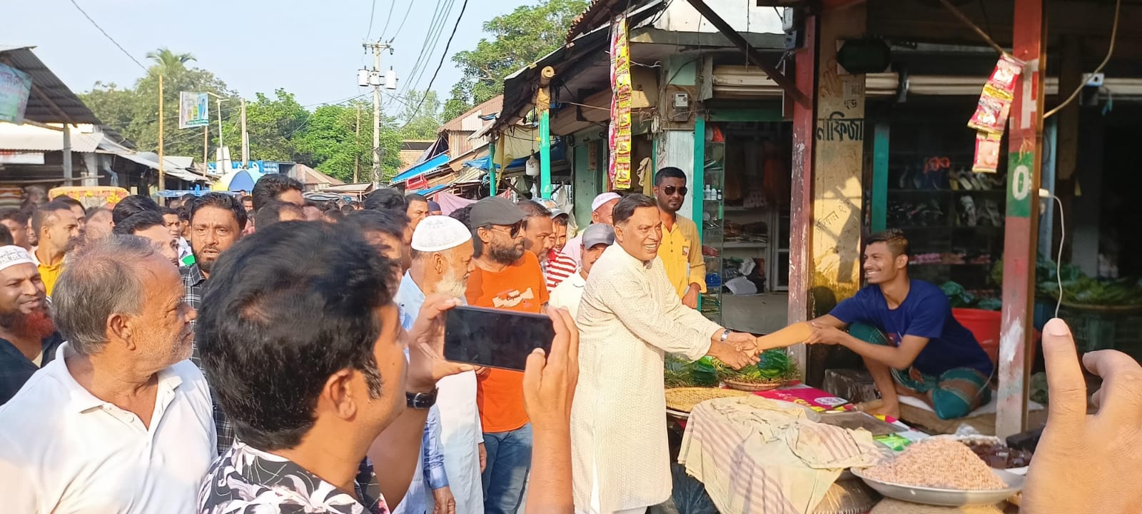 নরসিংদীর পুটিয়াতে মঞ্জুর এলাহীর নেতৃত্বে গণসংযোগ