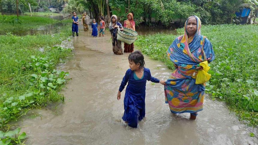 ফেনীতে জলাবদ্ধতায় শতাধিক পরিবার বন্দি
