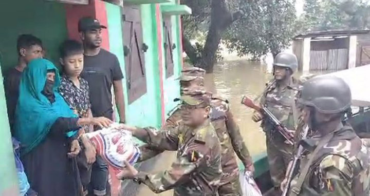 খাগড়াছড়িতে উদ্ধার ও ত্রাণ বিতরণে সেনাবাহিনী