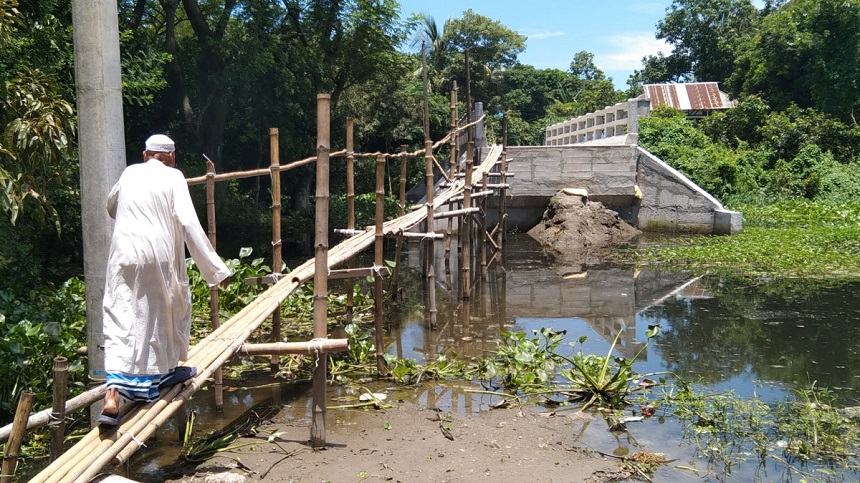সাঁকো বেয়ে উঠতে হয় ৮৯ লাখ টাকার সেতুতে