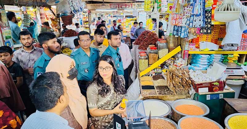 নিত্যপণ্যের বাজার তদারকি করলো বাণিজ্য মন্ত্রণালয়ের দুই টিম