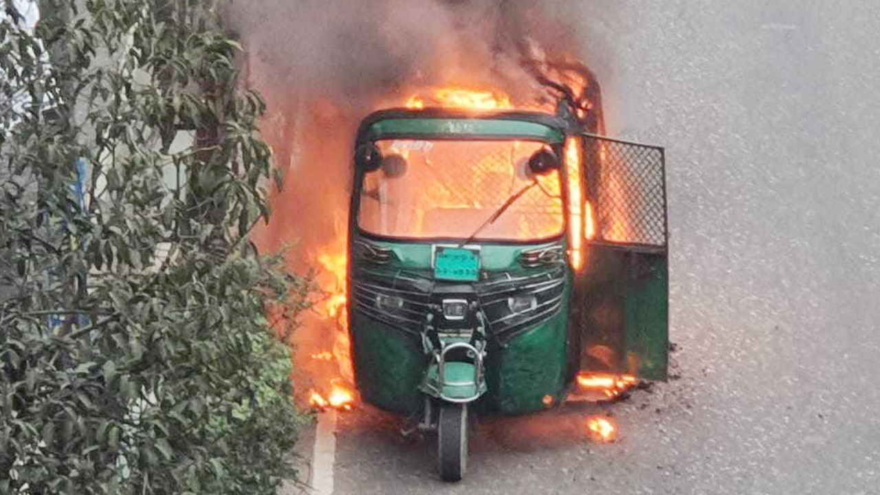 যমুনা ফিউচার পার্কের সামনে সিএনজিতে আগুন