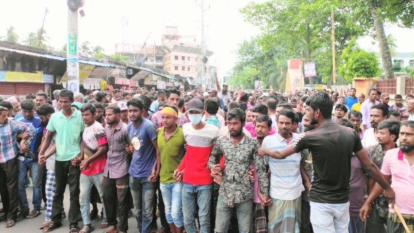 দাবি আদায়ের জন্য যশোর রাস্তায় নেমেছে ইঞ্জিনচালিত রিকশা-ভ্যানচালকরা