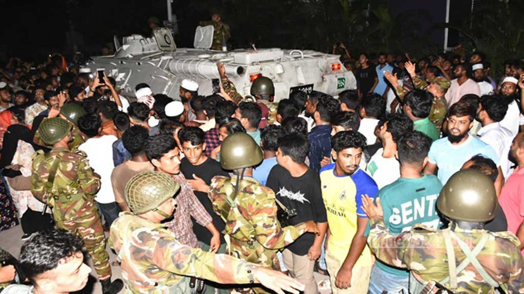 নবীকে (সা.) নিয়ে ‘কটূক্তি’: প্রশাসনের উপস্থিতিতে কিশোরকে গণপিটুনি