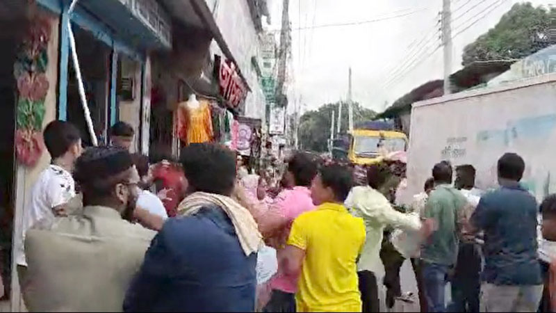 টাখনুর নিচে প্যান্ট ঝুলে থাকায় বর্বরোচিত হামলা, আহত ৭