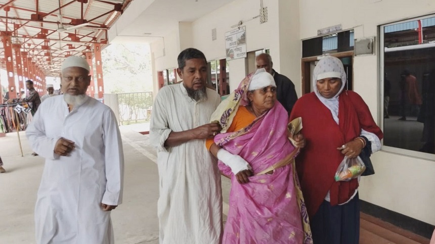 লালমনিরহাটে দাঁড়ানো ট্রেনে জোরে ইঞ্জিনের ধাক্কা, আহত ৫০