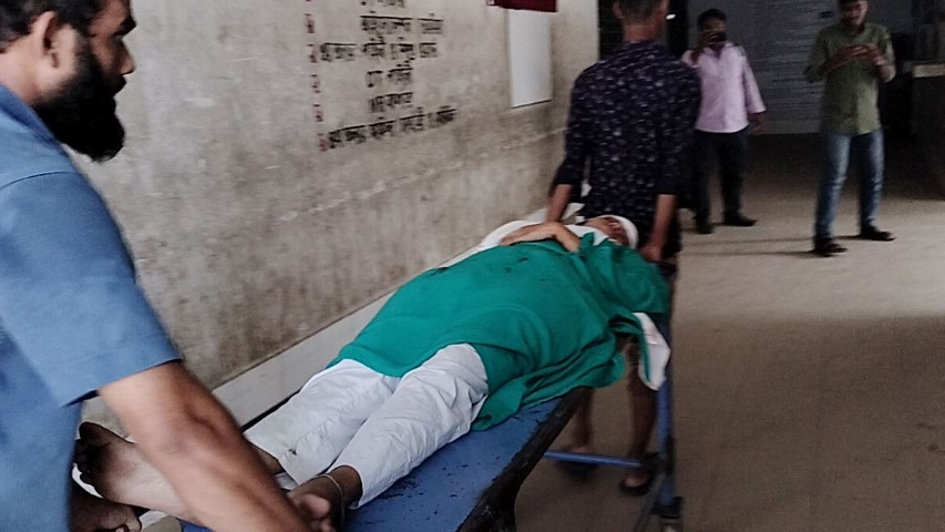 প্রেমের প্রস্তাবে রাজি না হওয়ায় এক ছাত্রীকে কুপিয়ে আহত করা হয়েছে
