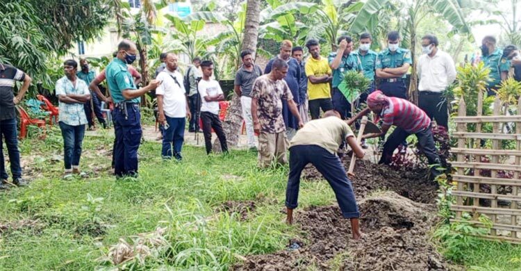দাফনের সাড়ে ৪ মাস পর গৃহবধূর লাশ উত্তোলন
