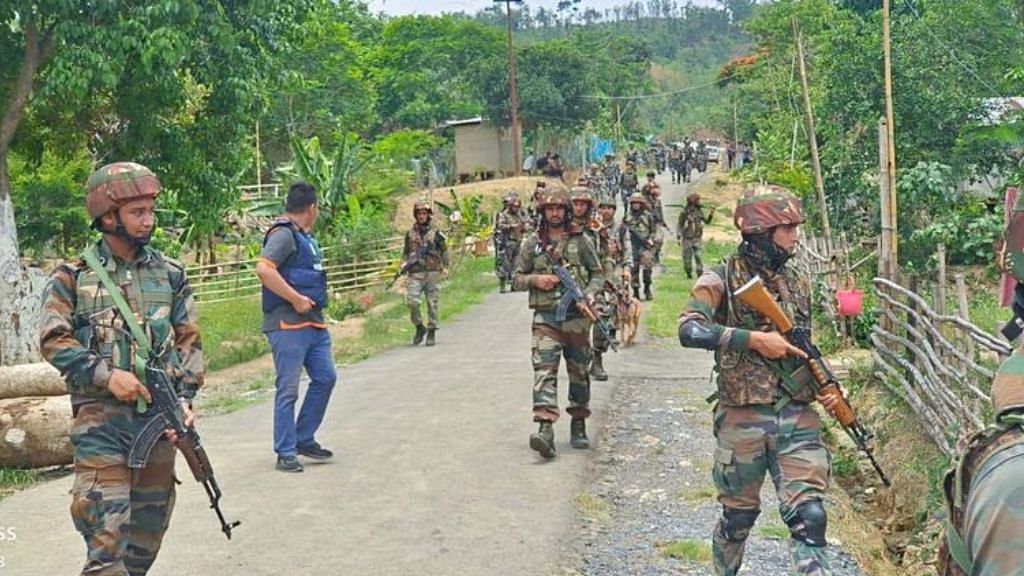 মণিপুরে মিয়ানমার থেকে ঢুকেছে ৯০০ সশস্ত্র যোদ্ধা, সতর্কতায় ভারত