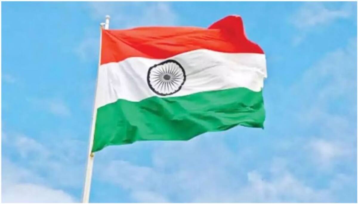 ভারতীয় পতাকা ‘প্রণাম করে’ চিকিৎসা নিতে হবে বাংলাদেশিদের!