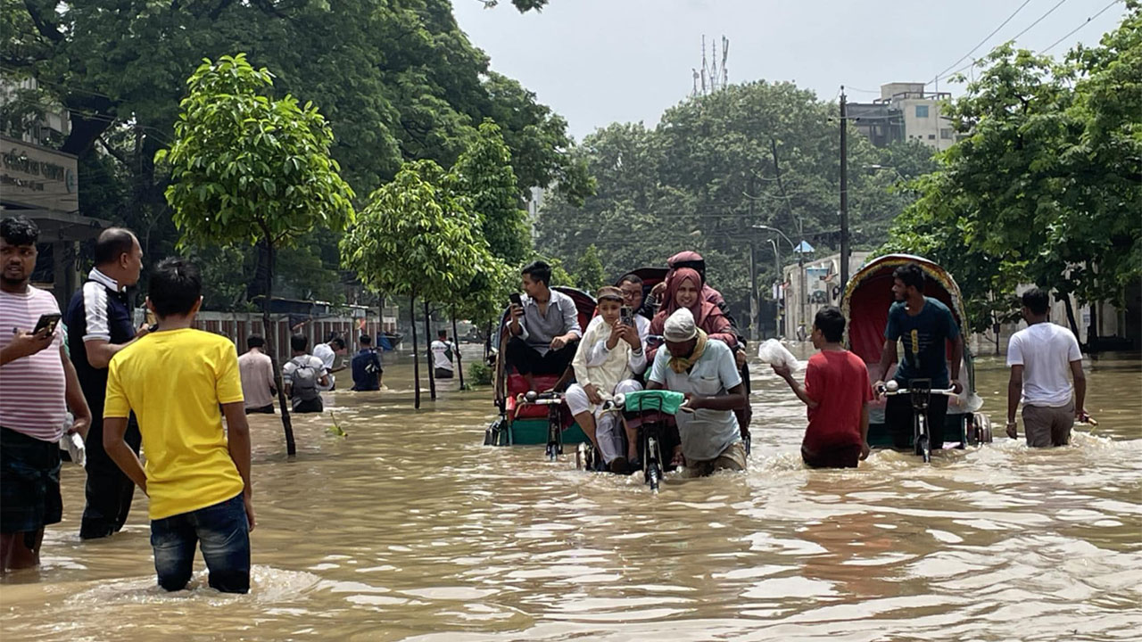 পানির নিচে নিউমার্কেট, কয়েক কোটি টাকার ক্ষতির মুখে ব্যবসায়ীরা