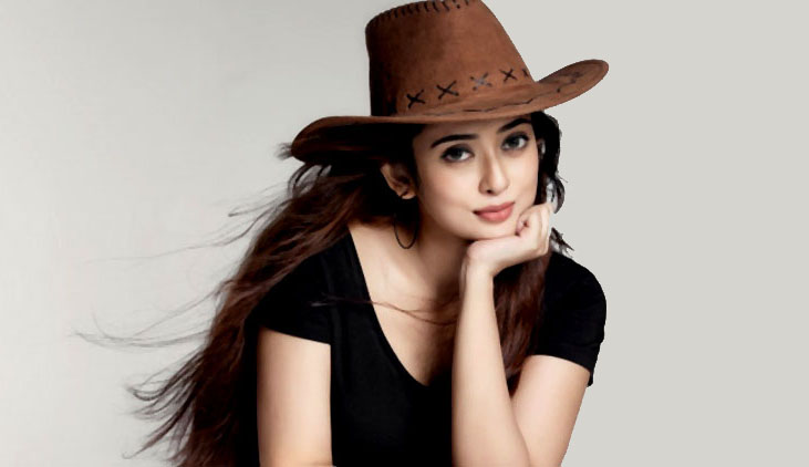 সিনেমা মুক্তির আগেই হজে যাচ্ছেন নায়িকা