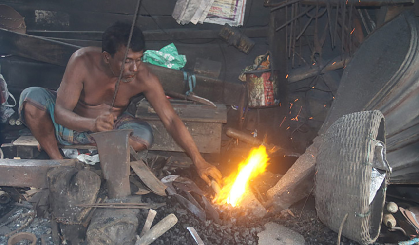 ব্যস্ততা বাড়ছে কামারপাড়ায়