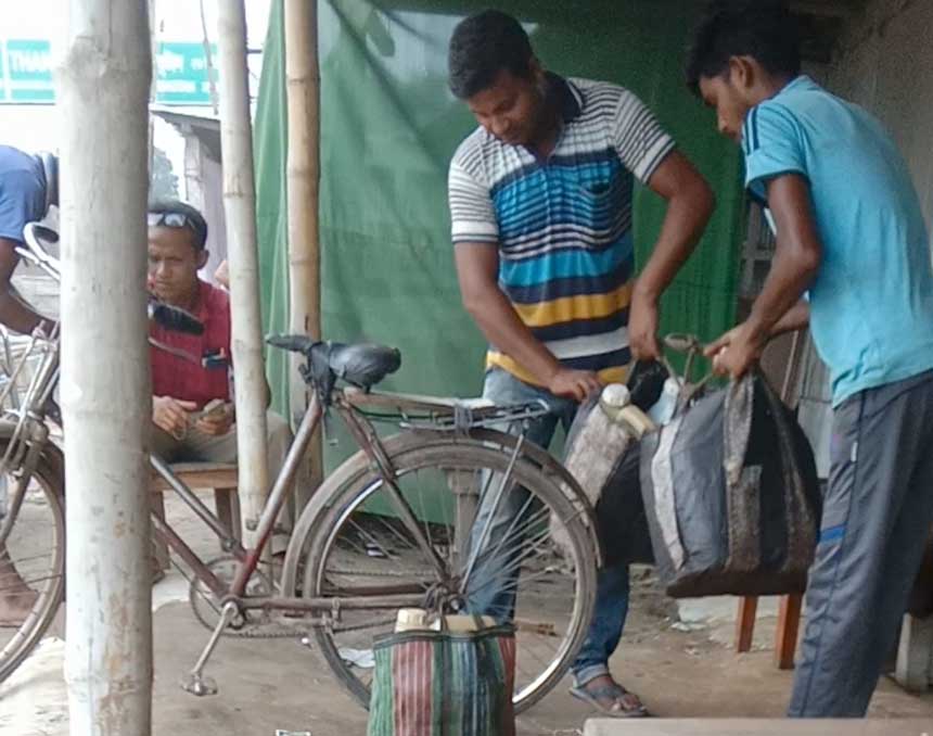 বুড়িমারী সীমান্ত দিয়ে ভারতে তেল পাচার, চলছে রমরমা ব্যবসা