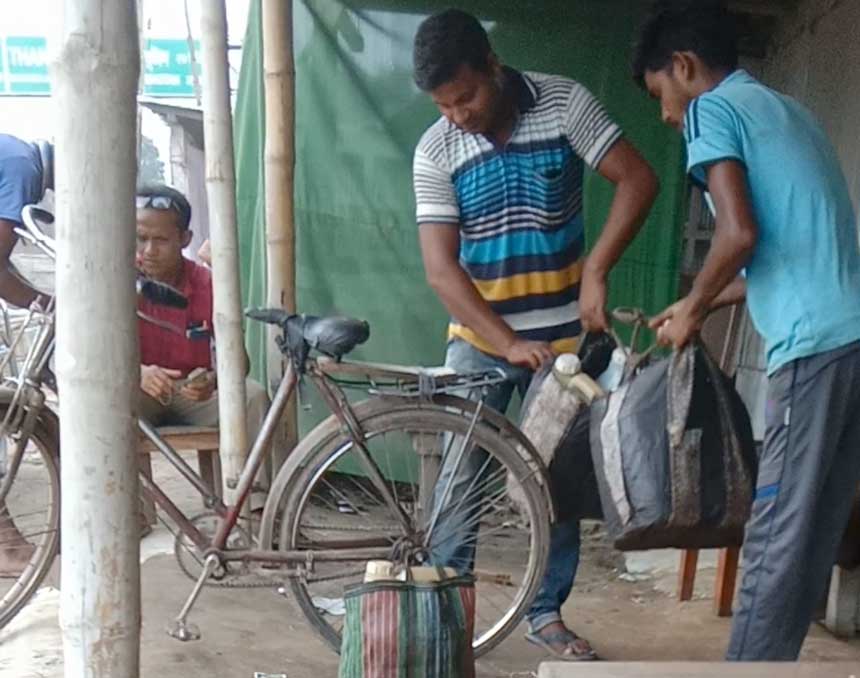 বুড়িমারী সীমান্ত দিয়ে ভারতে তেল পাচার, চলছে রমরমা ব্যবসা