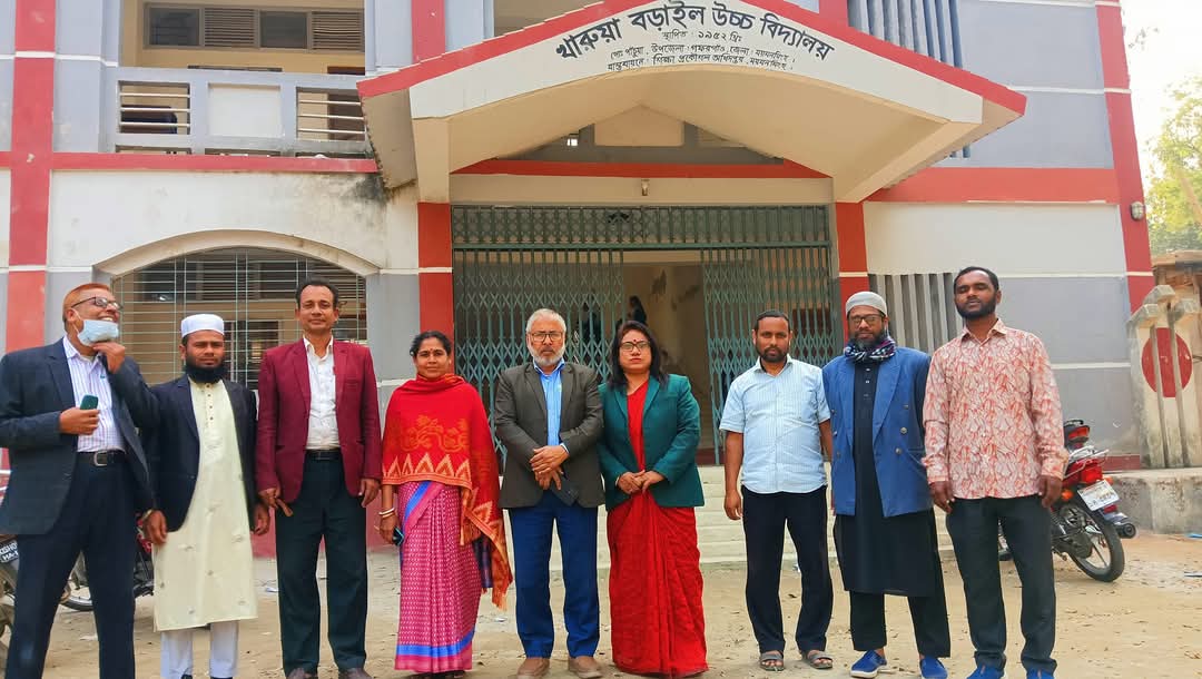 গফরগাঁওয়ে খারুয়া বড়াইল উচ্চ বিদ্যালয় পরিদর্শনে মাধ্যমিক শিক্ষা অফিসার