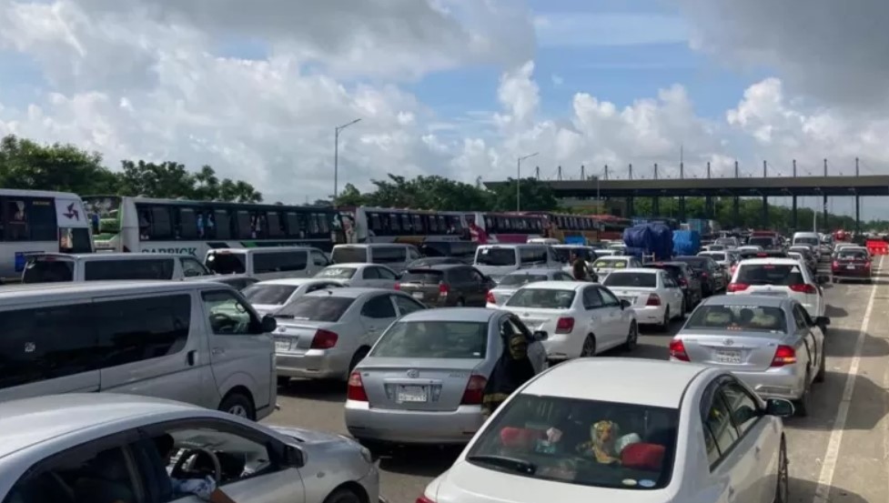 পদ্মা সেতু খুলে দেওয়ার পর দুই পাড়ে যানজট