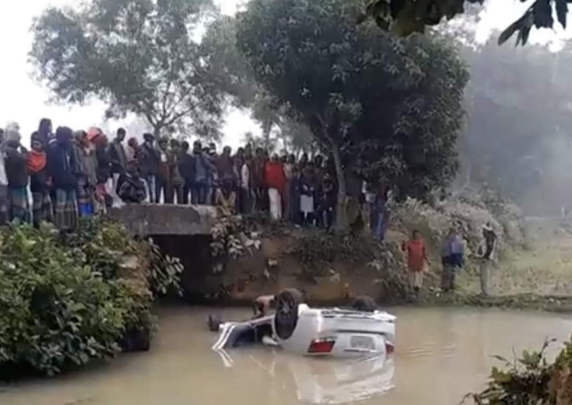 ঘন কুয়াশায় নিয়ন্ত্রণ হারিয়ে প্রাইভেট কার ডোবায়, নিহত ১