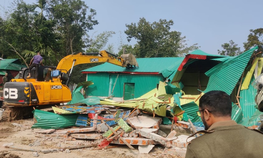 শ্রীপুরে ২০ কোটি টাকা মূল্যের বনভূমি উদ্ধার, অভিযানকালে হামলায় আহত ১০
