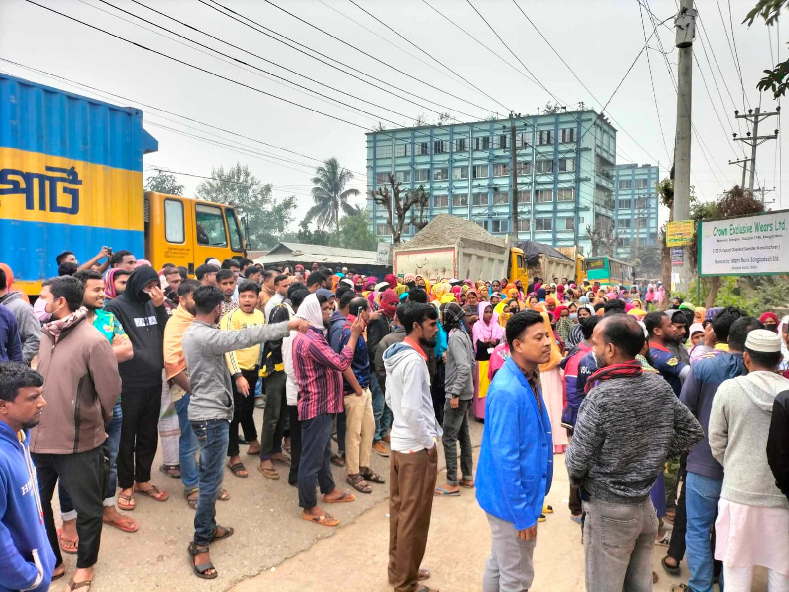 শ্রীপুরে জানুয়ারি থেকেই নতুন কাঠামো অনুযায়ী বেতনের দাবিতে বিক্ষোভ