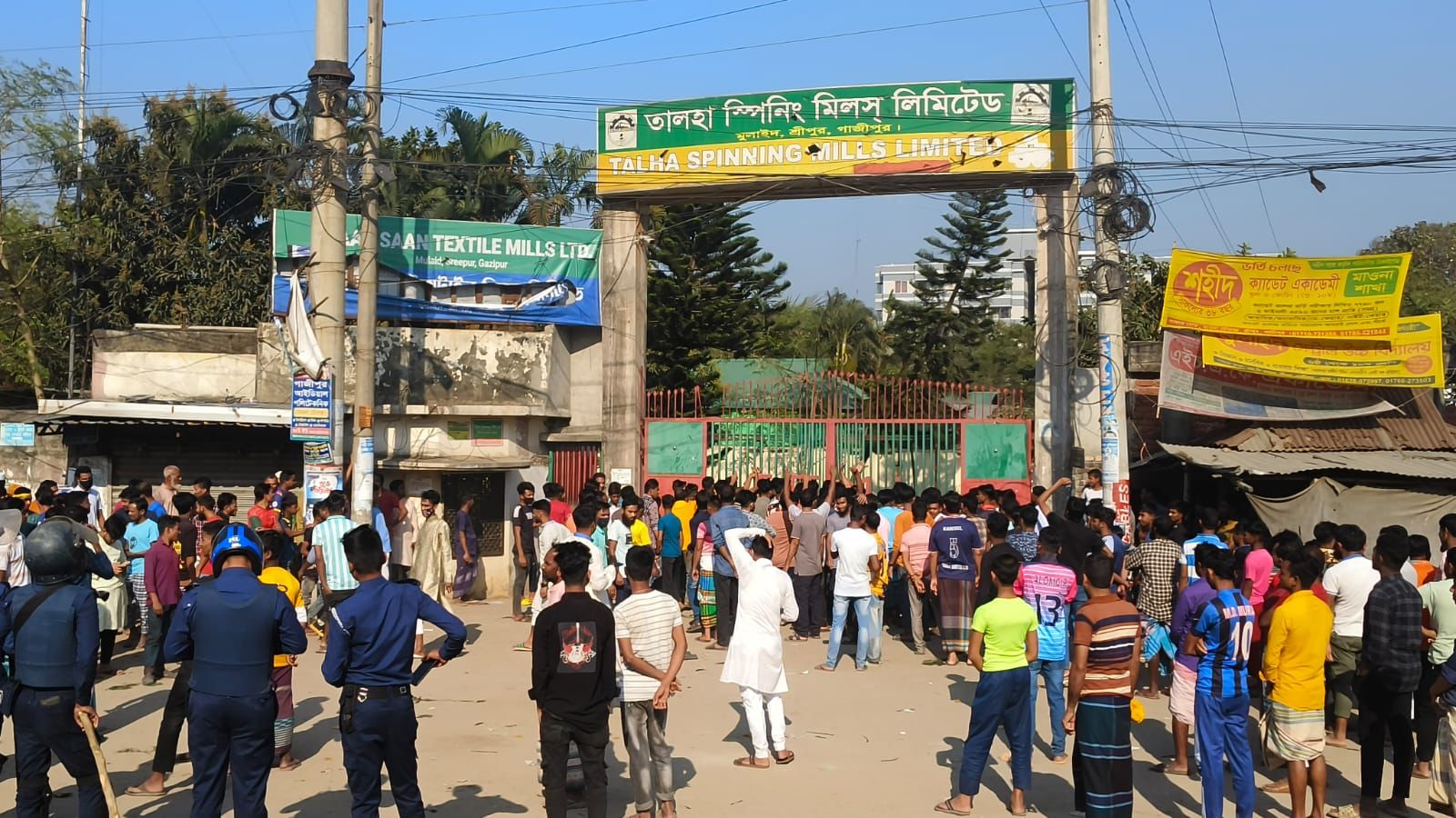 শ্রীপুরে সরকার নির্ধারিত বেতনের দাবিতে মহাসড়ক অবরোধ করে শ্রমিকদের বিক্ষোভ